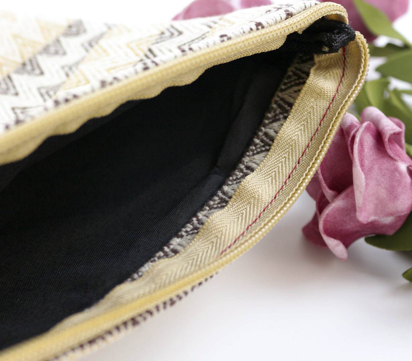 Stylish knit clutch bag